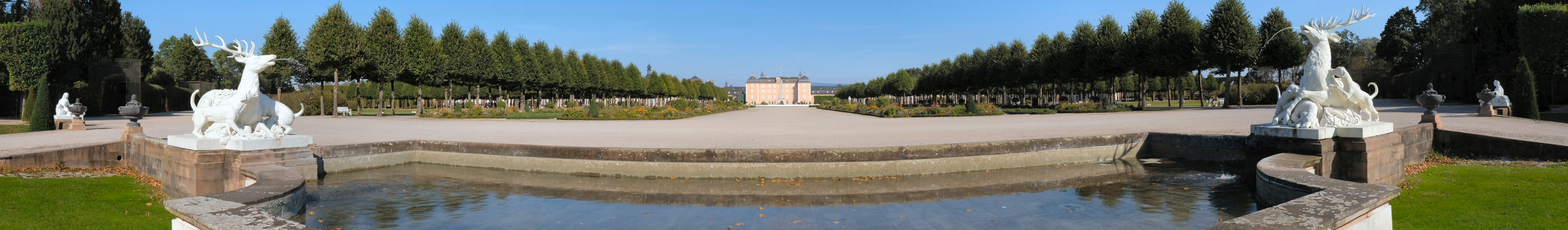 Hirschgruppebrunnen und Schloss